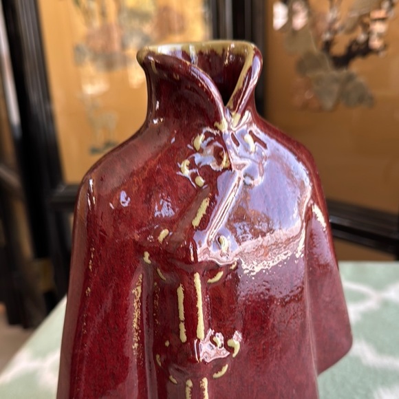 Vintage Asian kimono Burgundy Ceramic Vase - Picture 3 of 10